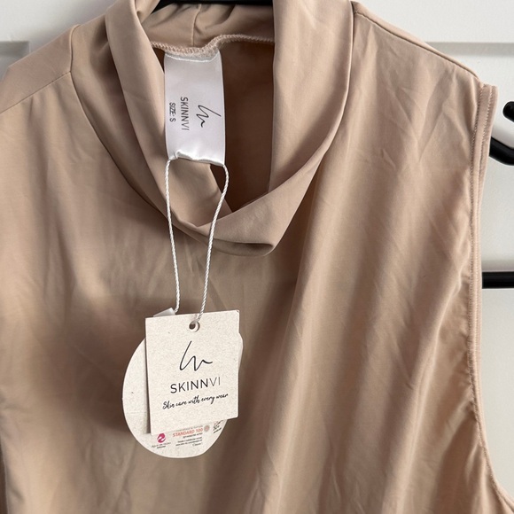 SKINNVI Beige High-Neck Crop Top Size Small - Picture 2 of 4